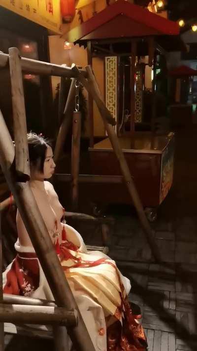 Swinging in Hanfu (母狗欢欢)