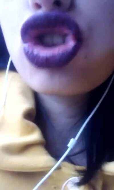 Eski sevgilim beni aldattıktan sonra yanıma gelirken rujunu kontrol ediyor. Oynat Bakalım. (2016)