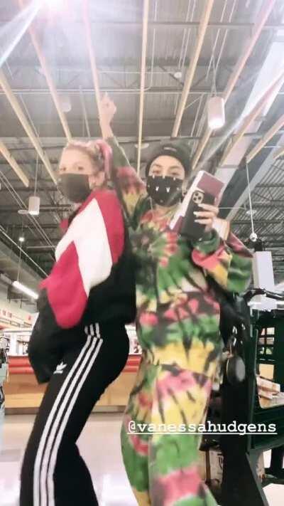 Booty shaking with GG