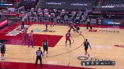 [Highlight] Kevin Porter Jr crosses Thybulle over and finishes at the rim throught the contact from Dwight Howard