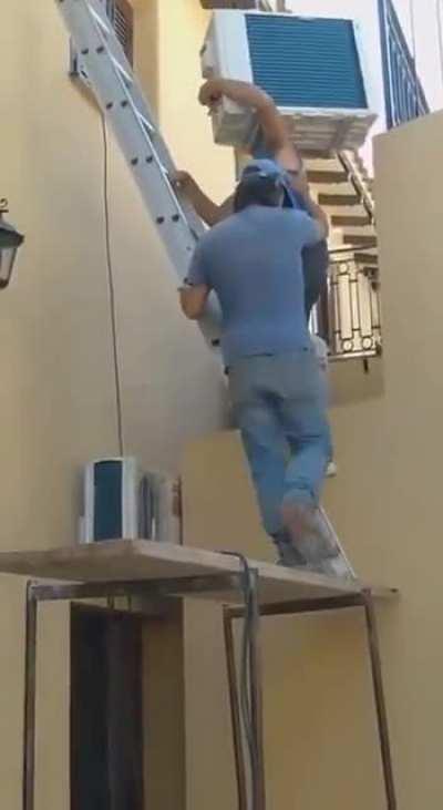 Vamos a estudiar el comportamiento de una escalera apoyada en dos superficies perpendiculares, discutan en grupos de tres.