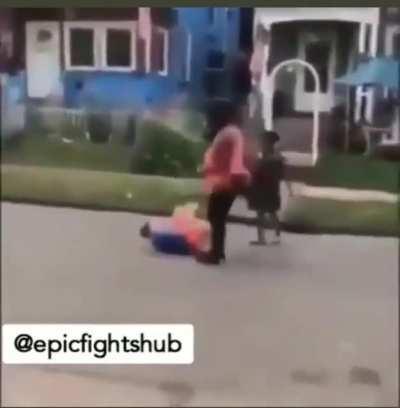 🪖 Young Bull Takes Care Of His Mommas Lightweight 💪🏽 🦍 Can we all take a moment to salute this young king 👑