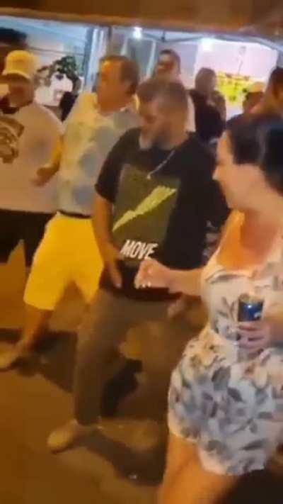 bolsonaro embrazando