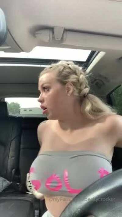 Nice and hawt ,titty🍒 drop mmm😍