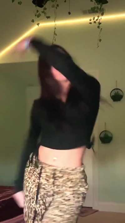 Taylor twerking and shaking it🍑🐆