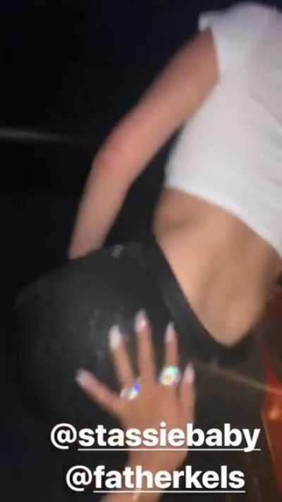 Stassie moving her ass