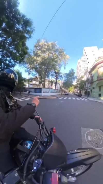 Que fruta tan noble es la policía motorizada