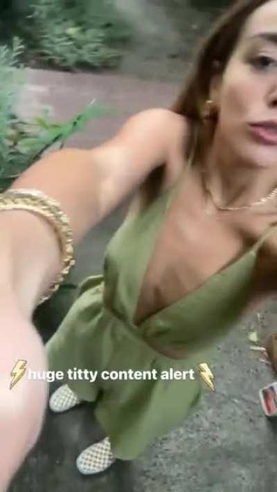 Huge titty content alert