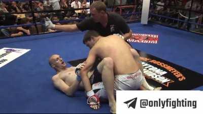 Brutal arm break in MMA fight [NSFW]