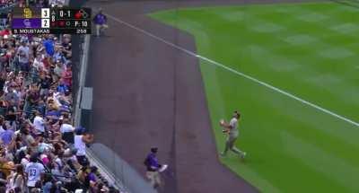 [Highlight] Manny Machado catches the hot potato with the help of his face and then chucks it to home while sitting