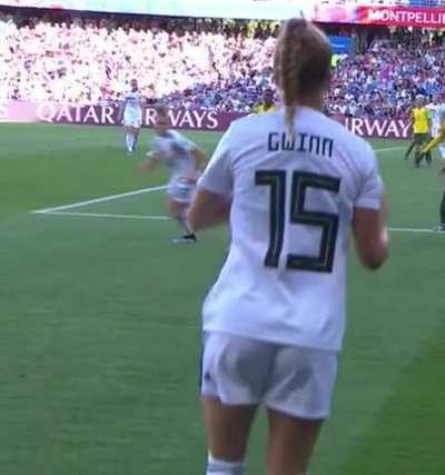 Giulia zeigt stolz ihren Arsch