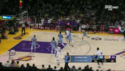 [Highlight] LeBron James attacks to the rim and posterizes JJJ