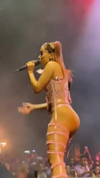 Anitta e sua bunda mágica.