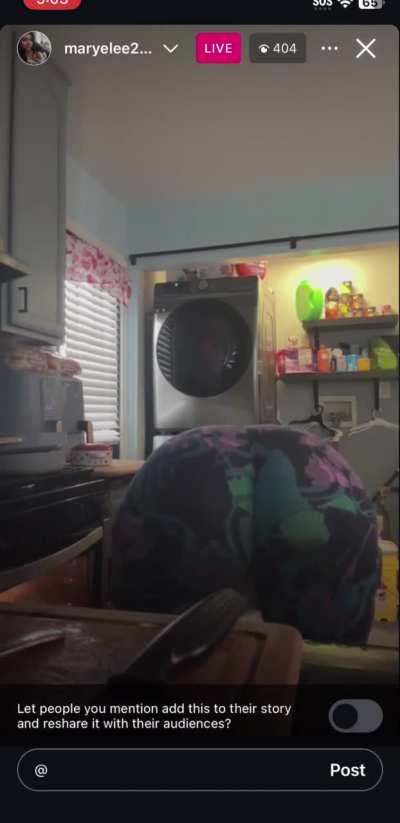 Bombear niña tras niña en ella