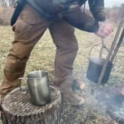 Pouring hot liquid safely without gloves