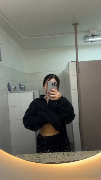 A little visit to the guys bathroom