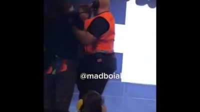Throwback to when security thought Uzi was a regular fan jumping on stage 😭🤣