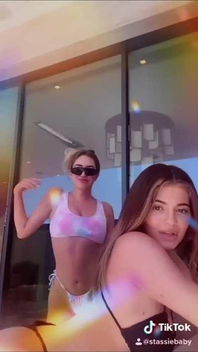 we were all too busy looking at Kylie’s ass to realize how jiggly her tits are in this clip