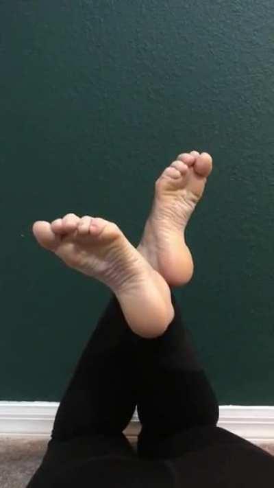 happy hump day! hope this gif helps you get through the rest of your day 😇😈