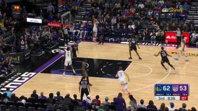 [Highlight] Steph saves the out of bounds leading right into the relocation triple