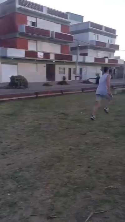 Santa Teresita: Se robó un celular y cuando estaban por llevarlo detenido logró fugarse de la policía