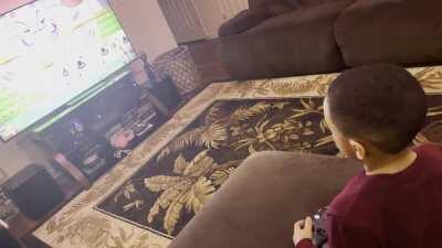 Check out my five year old finally beating King dice!! I only caught the end. This guy has put countless tears to beat this damn boss. Omg