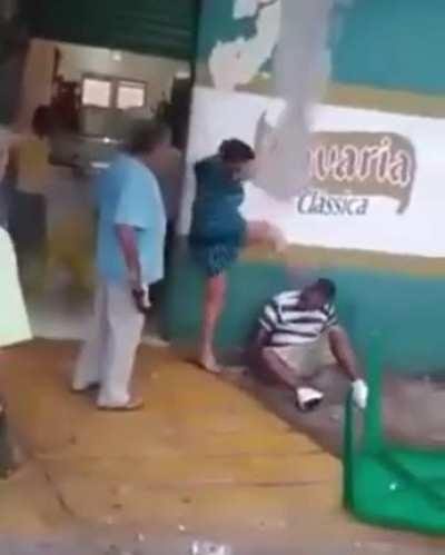 There's something special in whatching women beating a wife-beater