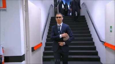 Leclerc arriving to the pit lane after destroying his car