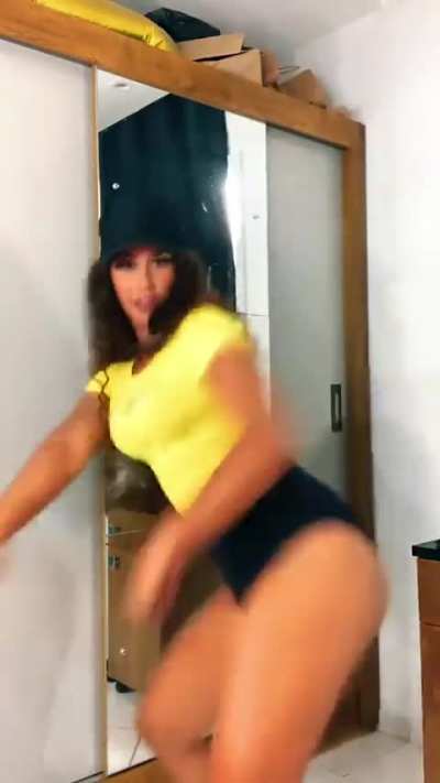 Morena rabuda rebolando muito