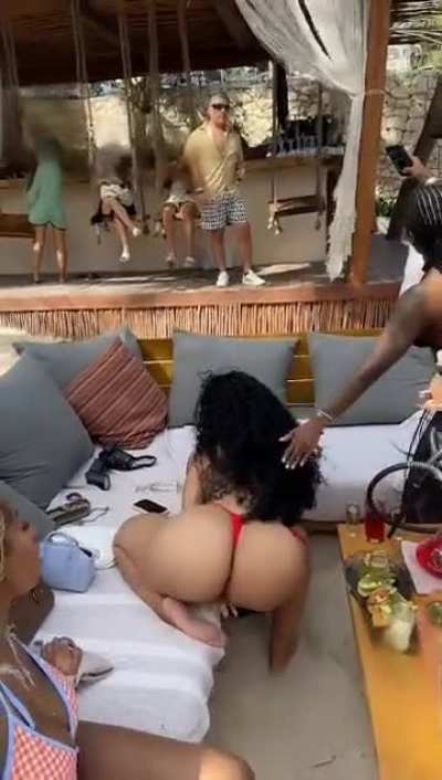 Look at Ari shake that fat ass