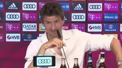 Müller saying LewanGOALski, but everyone laughs