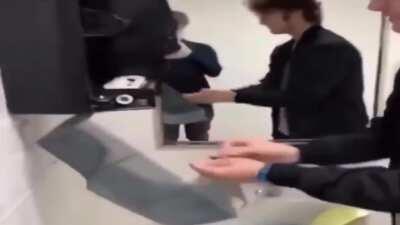 School: Everyone must wash their hands