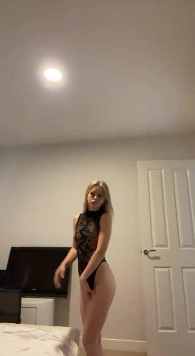 My pale ass needs spanking😈 (fuckdoll)