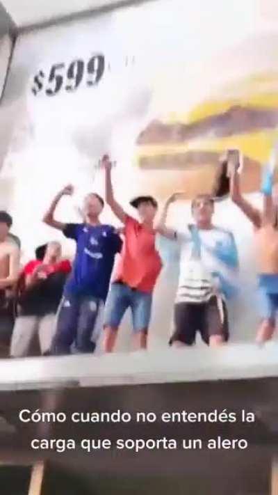 Me pasaron este video de los festejos en Moreno y no puedo no compartirlo con ustedes.