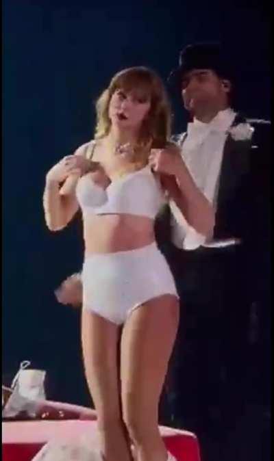 Taylor Swift holy fuck 🥵