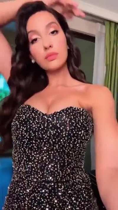 fuckinnnn hottt, can you lick her?