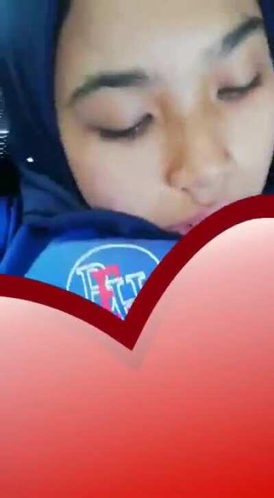 If Sape yg ada vid ni without emoji boleh share link,lama dah cari.