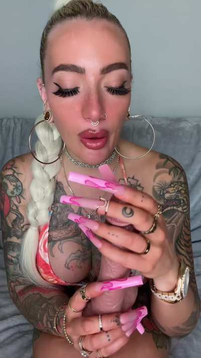 I know what to do with XXXL pink nails too drive you crazy