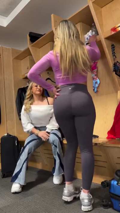 Lola Vice backstage
