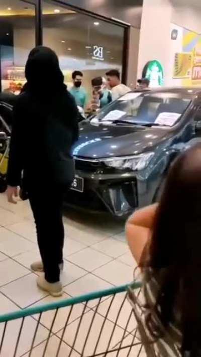 Tiga ditahan serang pemandu ambulans. Tindakan tiga lelaki termasuk remaja menyerang pemandu ambulans yang sedang membawa pesakit wanita di sebuah pasar raya membawa padah apabila ditahan semalam.