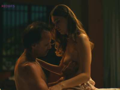 Aimee Lou Wood reveals her tits in - The White lotus Season 3, Episode 2 (2025)