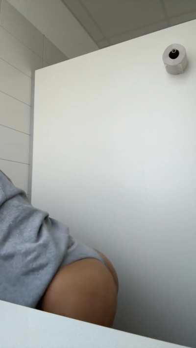 19, Twerkt auf einer öffentlichen Toilette🤭