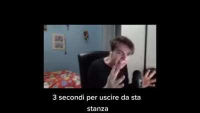 Non so perchè ma al contrario sembra un rito satanico (P.S. lo vedrei bene come alert, fatelo arrivare a Gianmo pls)