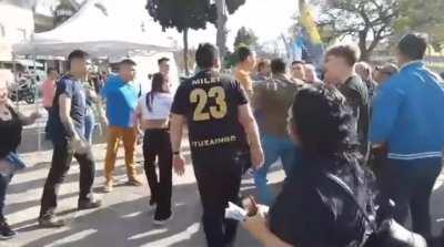 Incidentes entre militantes de Milei y de Alberto Descalzo.