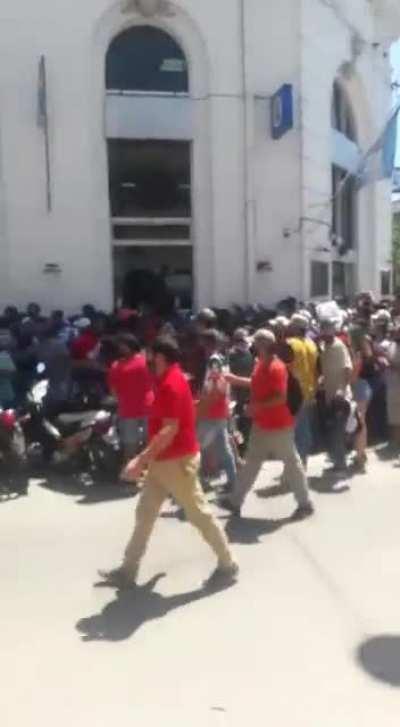 Caudal de personas amontonadas para cobrar un mísero plan, Monteros. Tucumán.