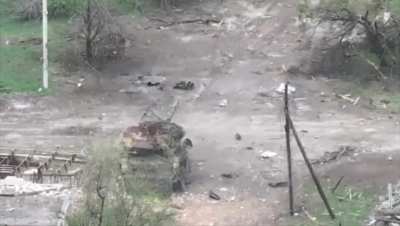 Russian soldier picks up French HPD 2 mine.