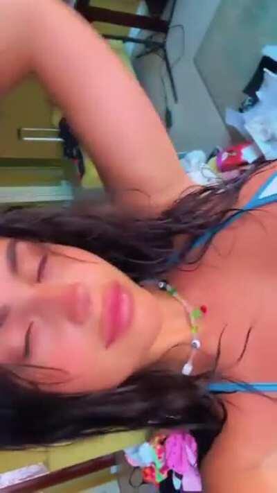 I think I’m in love with this girl 🤦🤍