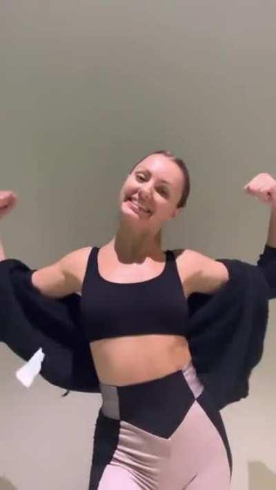 Even more cameltoe, wow