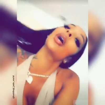 God pls, I ready to broke my meat, but give me one night with her😂😭