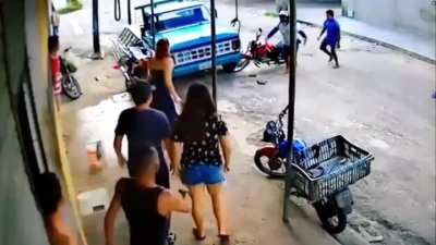 Man 'throws' roasted chicken at robber during robbery in Ceará, Brazil.